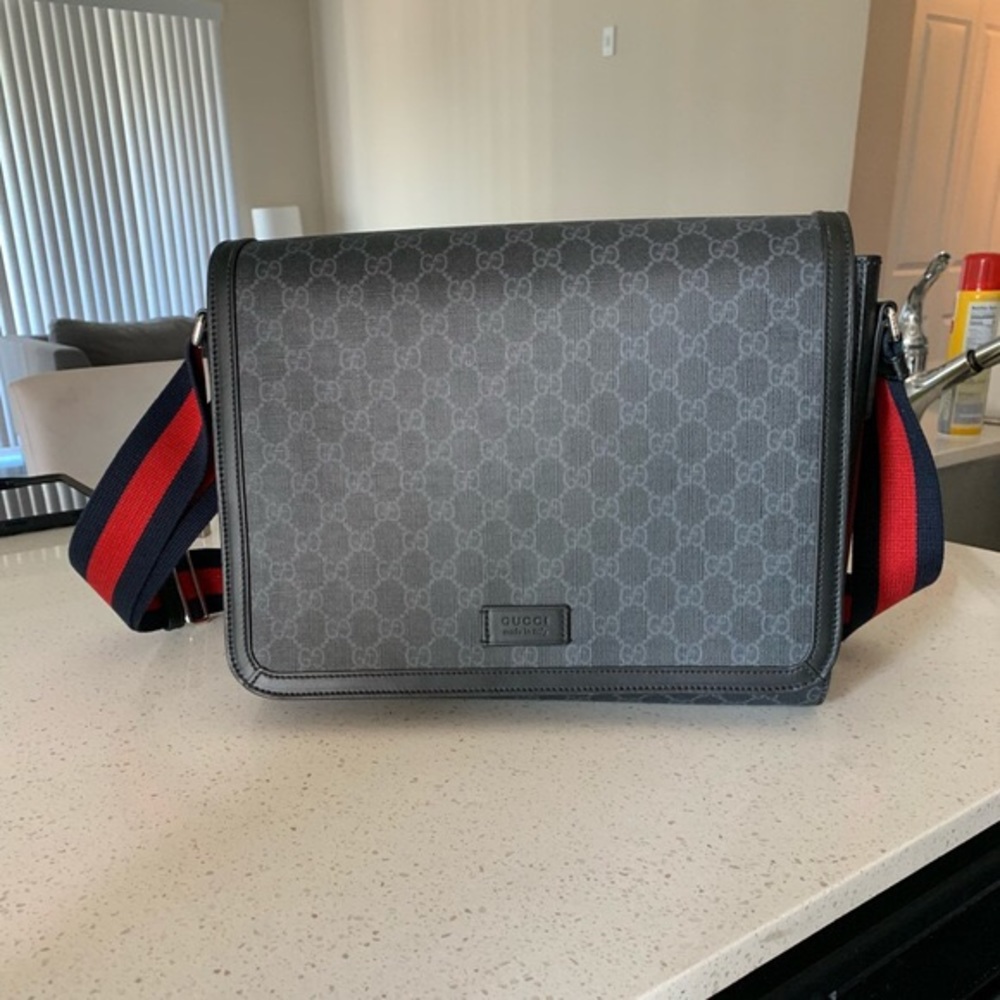 Gucci gg supreme messenger bag